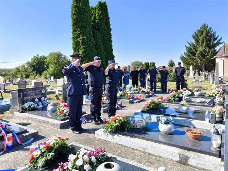 Slika /2025/Polaganje vijenaca na groblju 317/1753950468626.jpg